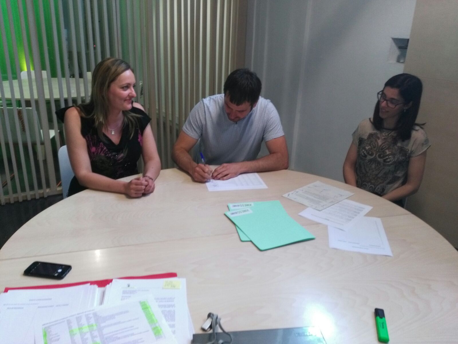 L'alcalde Carles Escolà, acompanyat de la regidora de Promoció Contxi Haro, ha signat els documents de la incorporació, signa els documents de la incorporació de la ciutat a la Xarxa
