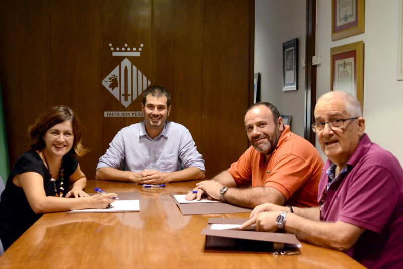 Moment de la firma dels convenis entre l'Ajuntament i ASPADI