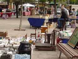 La Fira se celebra el 1r, 2n i 3r dissabte de mes i va canviant la seva ubicació