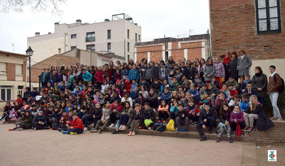 Foto de família de l'alumnat que forma les cooperatives escolars