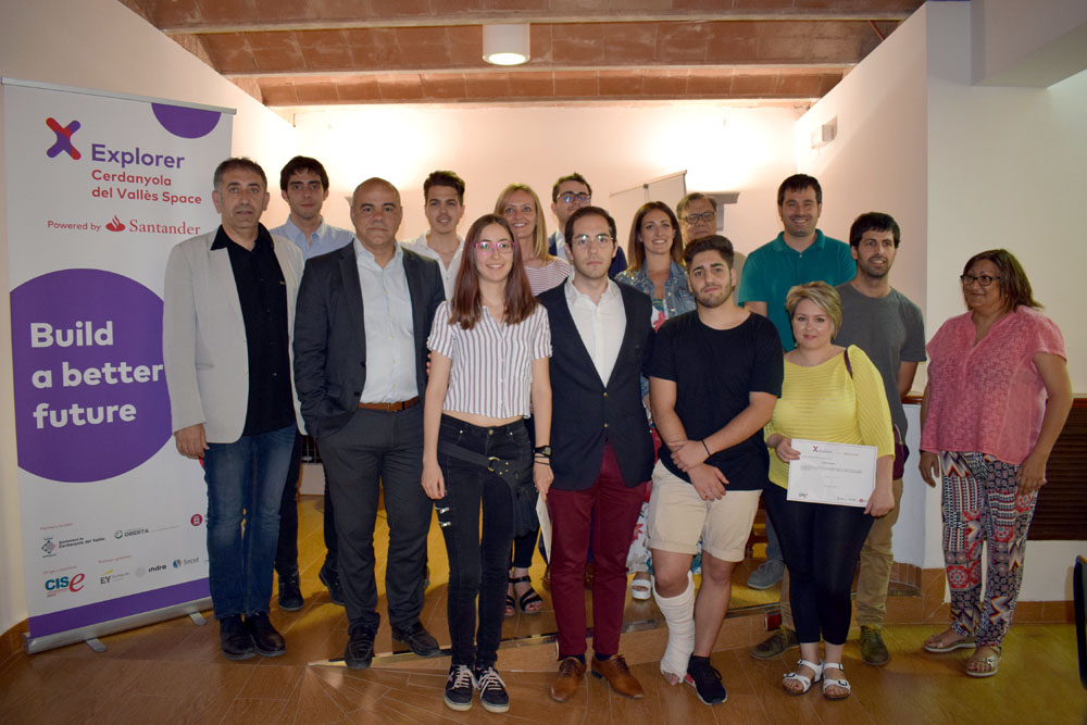 Foto de família de les persones participants a l'Explorer Cerdanyola, jurats i autoritats