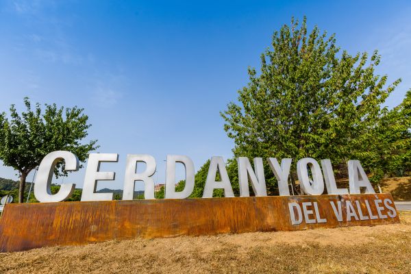 Lletres que llueixen a la rotonda entre l'avinguda de Canaletes i la ronda de Cerdanyola 