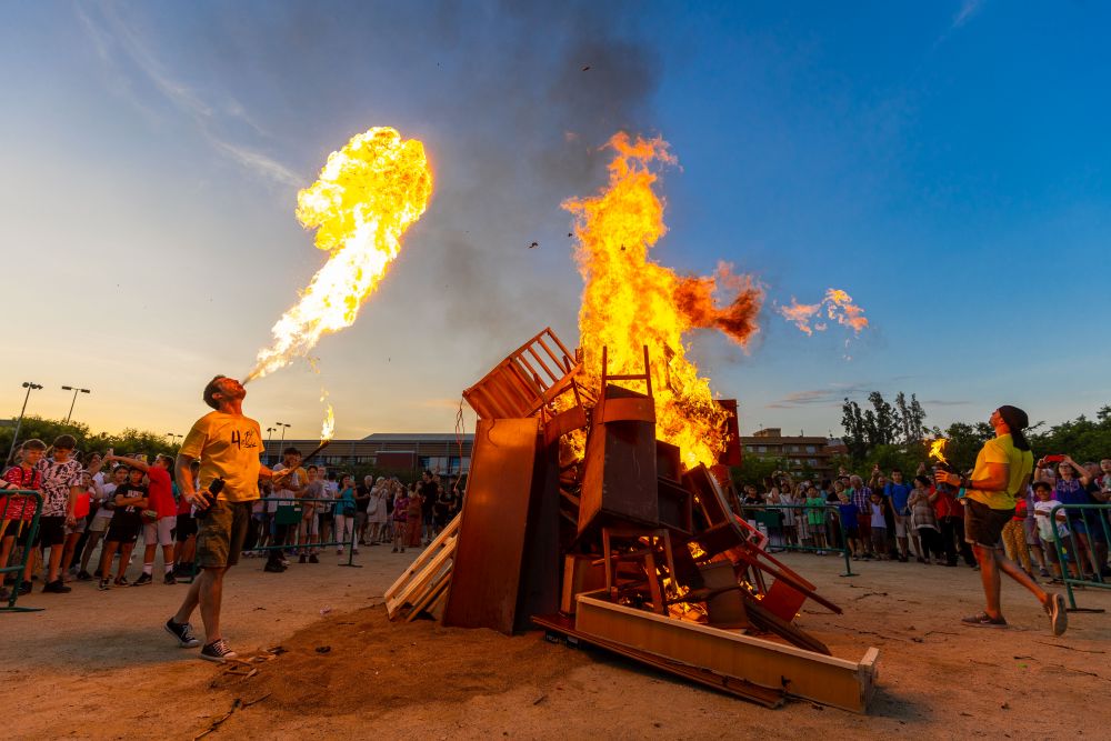 Moment de l'encesa de la foguera de Sant Joan 2023