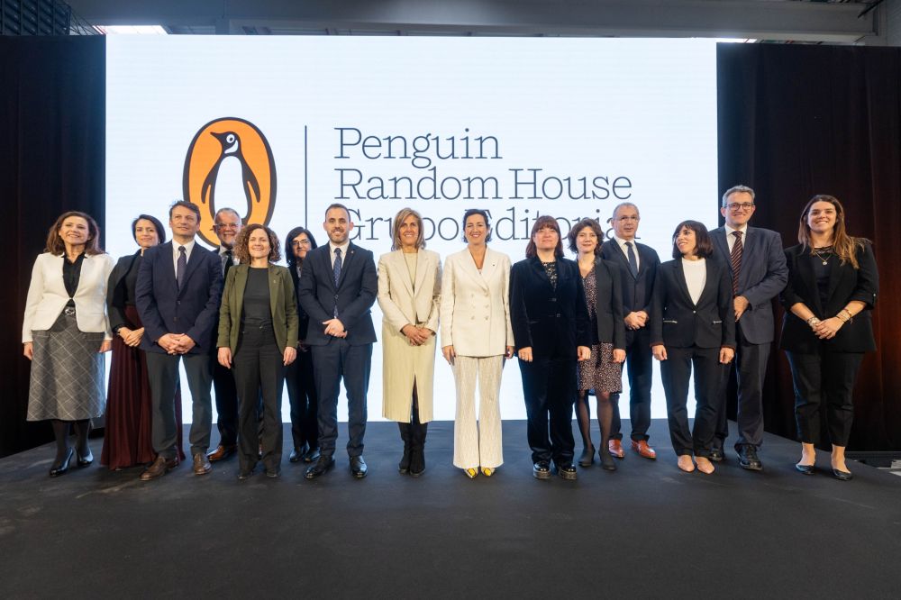 Autoritats i directius de Penguin durant la inauguració
