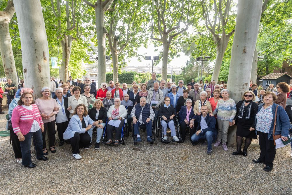 Fotografia de família de les persones homenatjades ahir dimarts 13 de maig