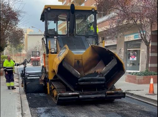 Fotografia d'arxiu de treballs d'asfaltat al carrer Torrent