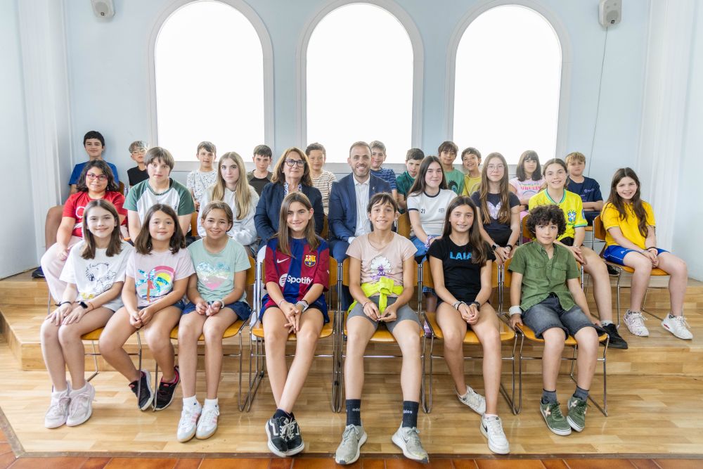 fotgrafia del membres del CIAC curs 2024-2025 amb l'alcalde i la regidora