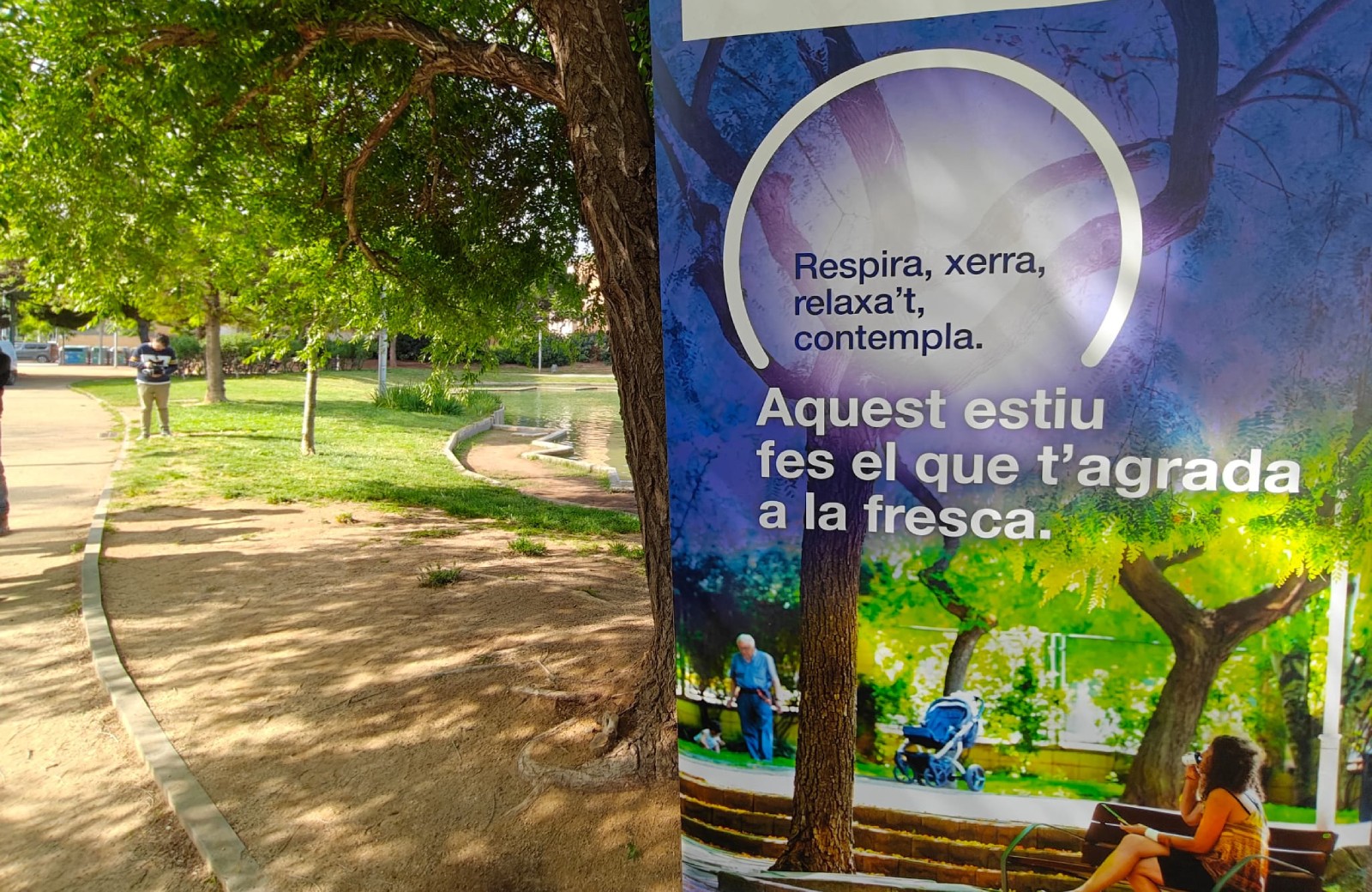 Imatge d'arxiu de l'AMB del cartell de Refugi Climàtic exterior