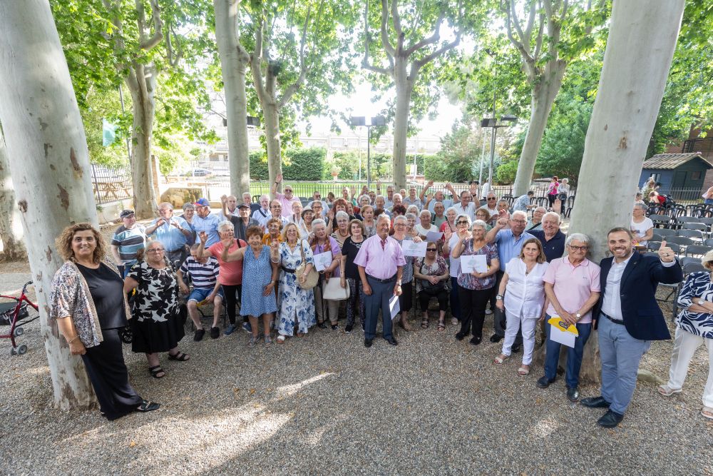 foto de grup homenatge a les persones que celebren els 80 anys aquest 2025