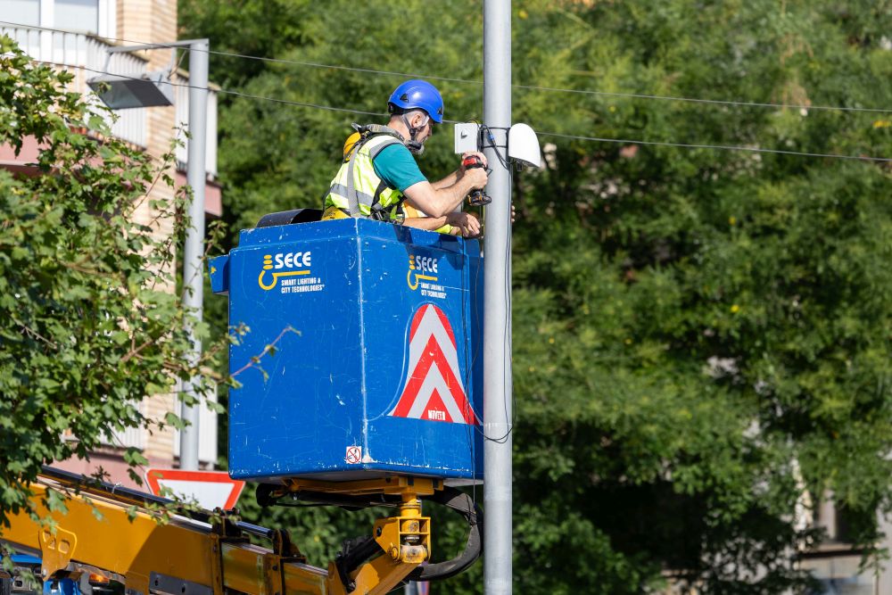 Tècnic instal·lant un dels mesuradors de la qualitat de l'aire a Cerdanyola