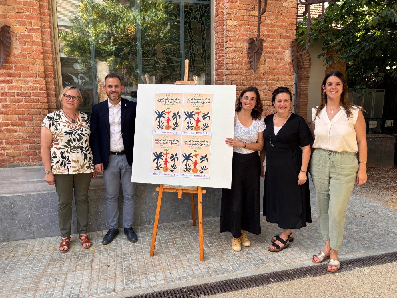Núria Pladevall, Carlos Cordón, Olga Molina, Elvia Vila i Andrea Borrego posen amb el cartell d'enguany