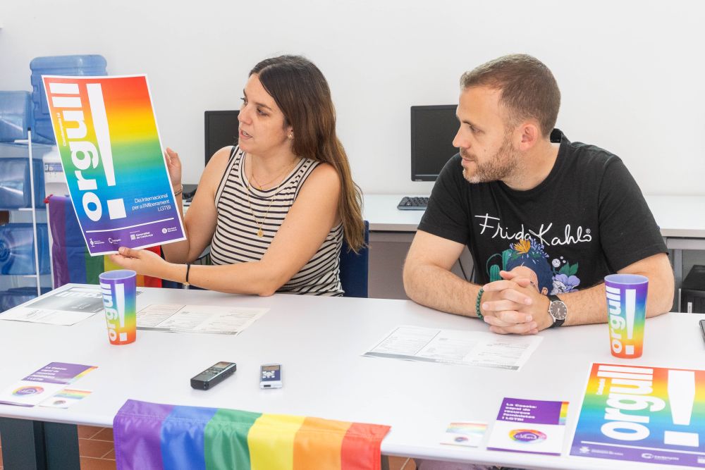 Andrea Borrego i Carlos Cordón durant la presentació del programa al voltant del Dia Internacional per a l'Alliberament LGTBI 2025