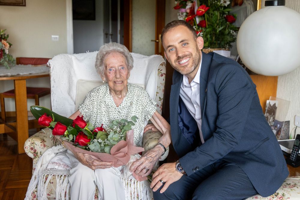 fotografia de l'alcalde Carlos Cordón i la centenària Natividad Fatjó
