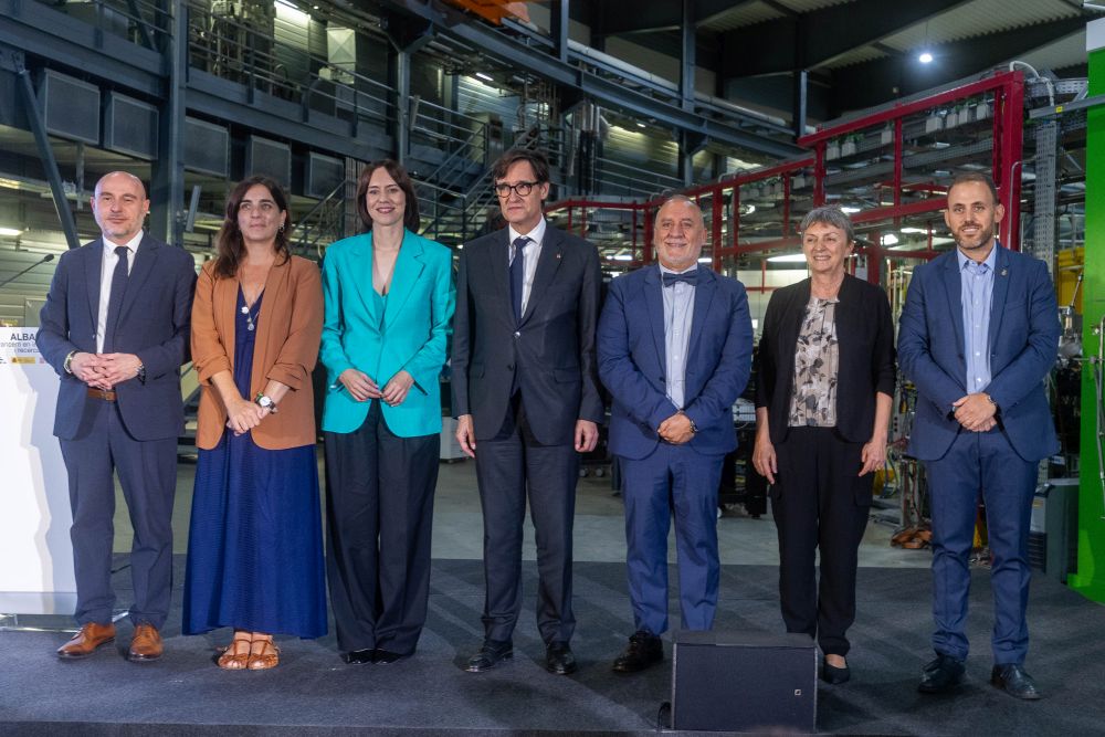 Fotografia d'autoritats durant l'acte de signatura de l'acord de finançament per al Sincrotró ALBA