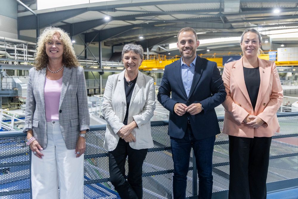 D'esquerra a dreta R.M. Sebastián, C. Biscari, C. Cordón i C. Padilla a les instal·lacions del Sincrotró ALBA