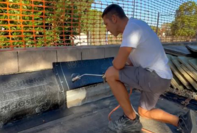 Treballs de reparació d'una teulada a l'escola Turó de Guiera