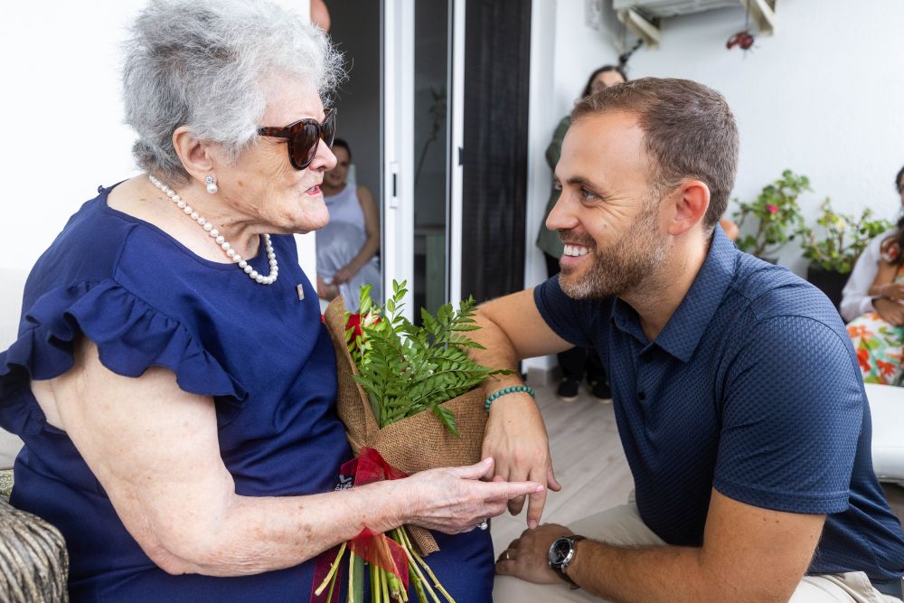 Felipa Andrés amb l'alcalde durant la seva visita