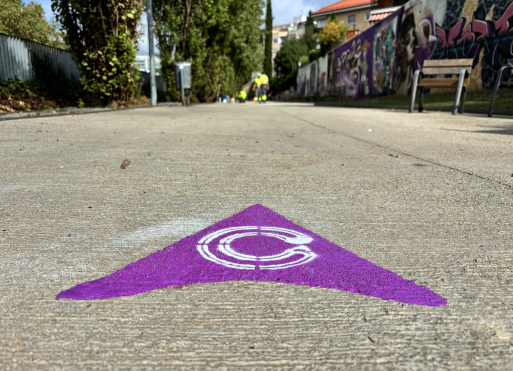 Senyal acabada de pintar del Camí Escola La Sínia