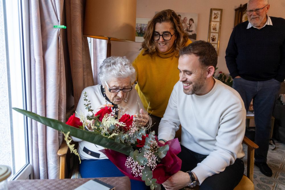 Pepi Rivera i Carlos Cordón amb la centenària Francisca Font Corominas
