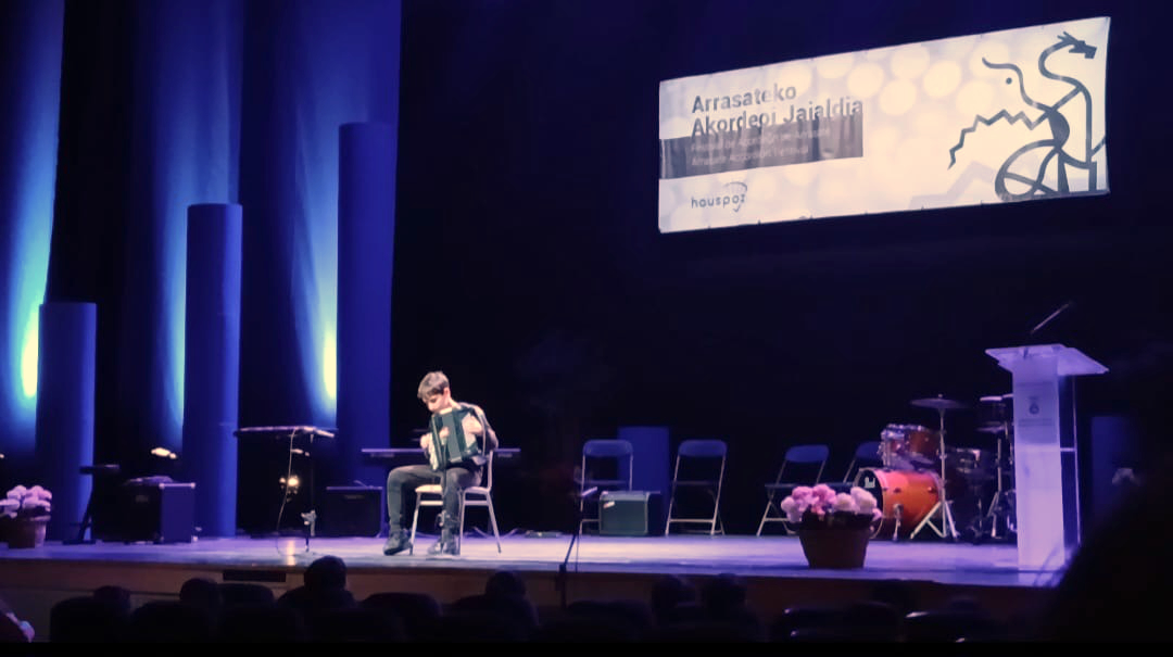 Diego Tonti Gavilanes durant la seva interpretació al certamen Internacional d’Acordió 'Arrasate Hiria'
