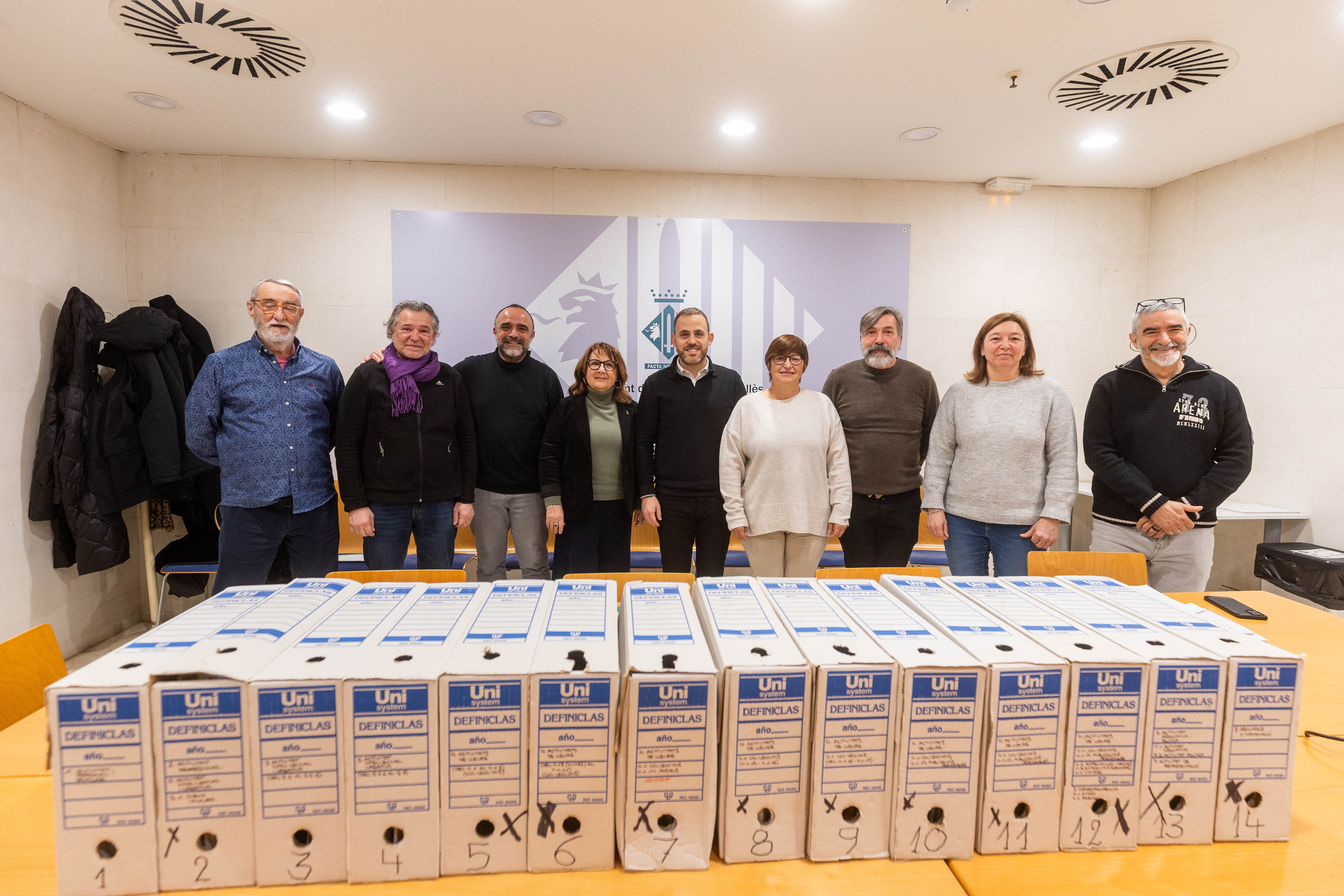 Moment de l'acte de formalització d'acceptació del fons documental de Jaume Mimó i Llobet