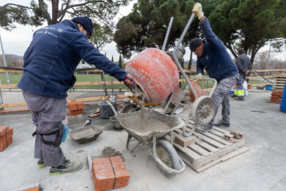 Treballadors d'un pla d'ocupació treballant a la ZEM La Bòbila