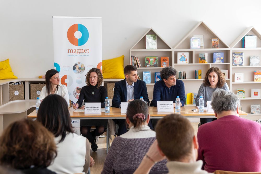 Moment de la presentació del projecte Magnet a l'Escola Sant Martí