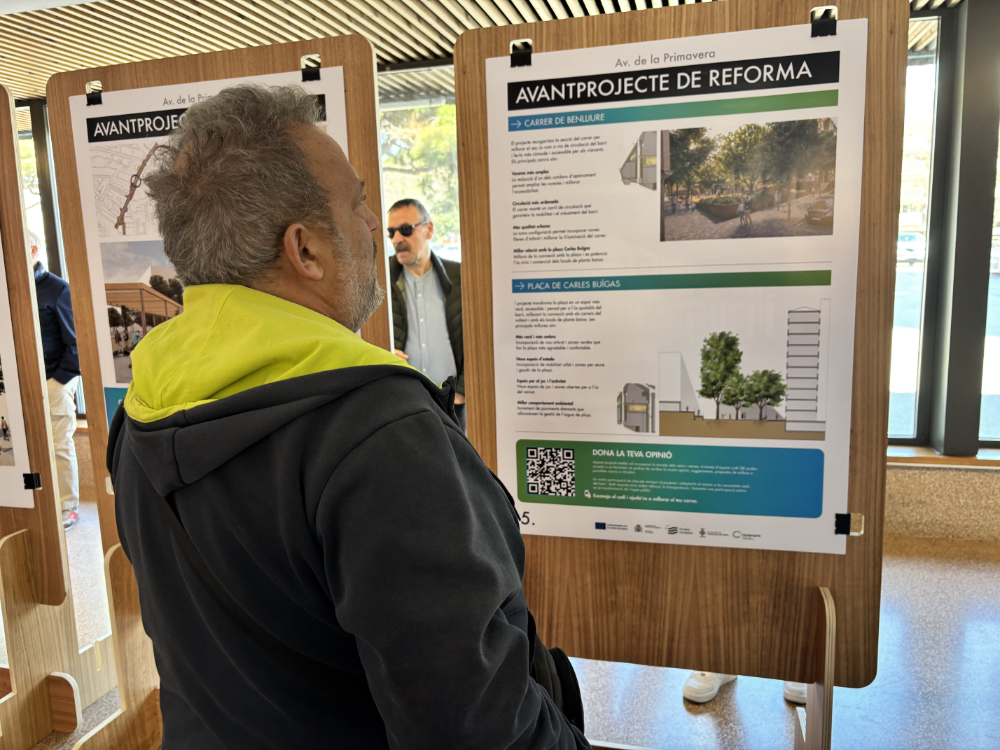 Ciutadà mirant la presentació del projecte