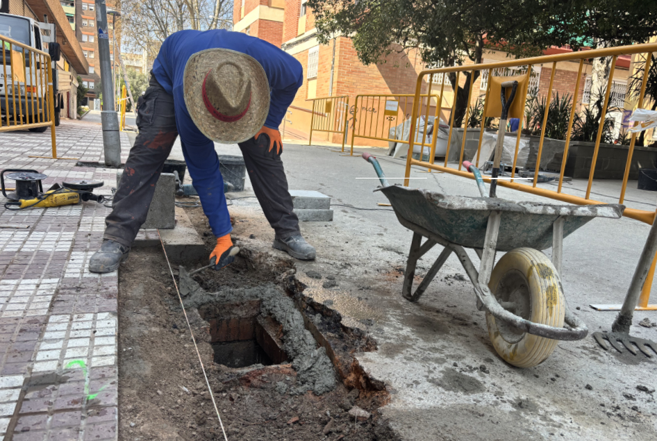 Treballs de reparació de la vorera al carrer Pio Baroja