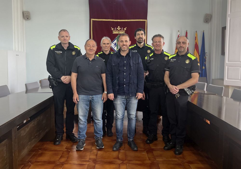 Foto de caporals amb l'alcalde i regidor de Seguretat Ciutadana