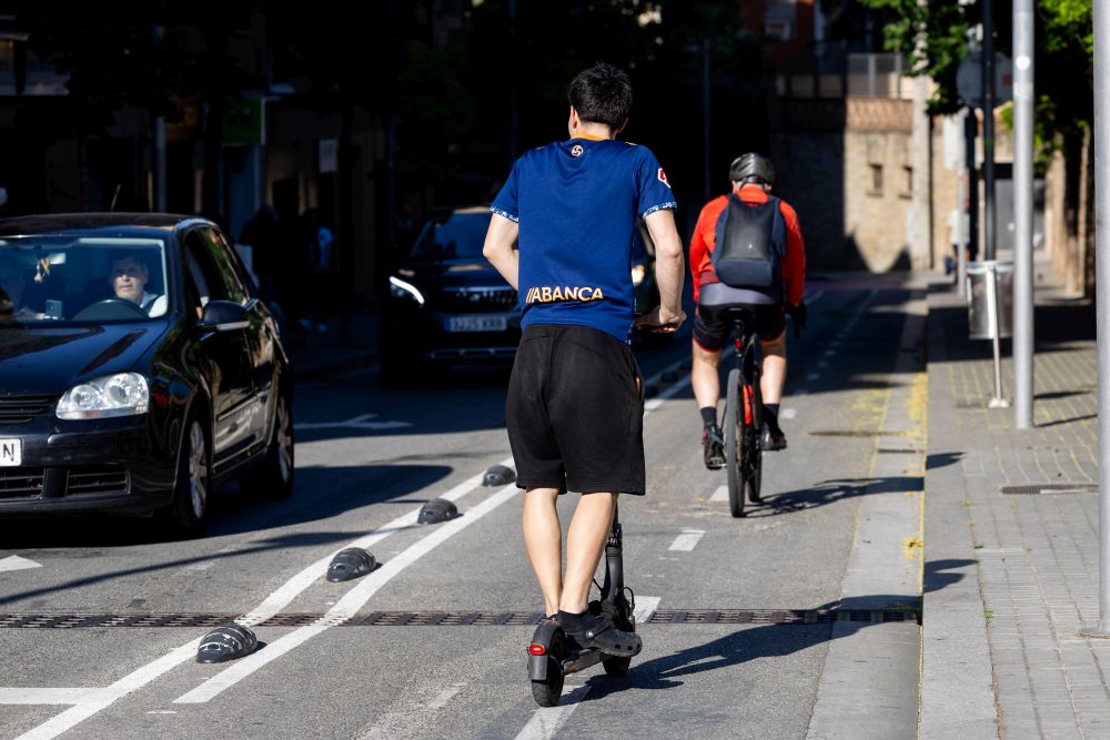 imatge de bicicleta i vmp circulant