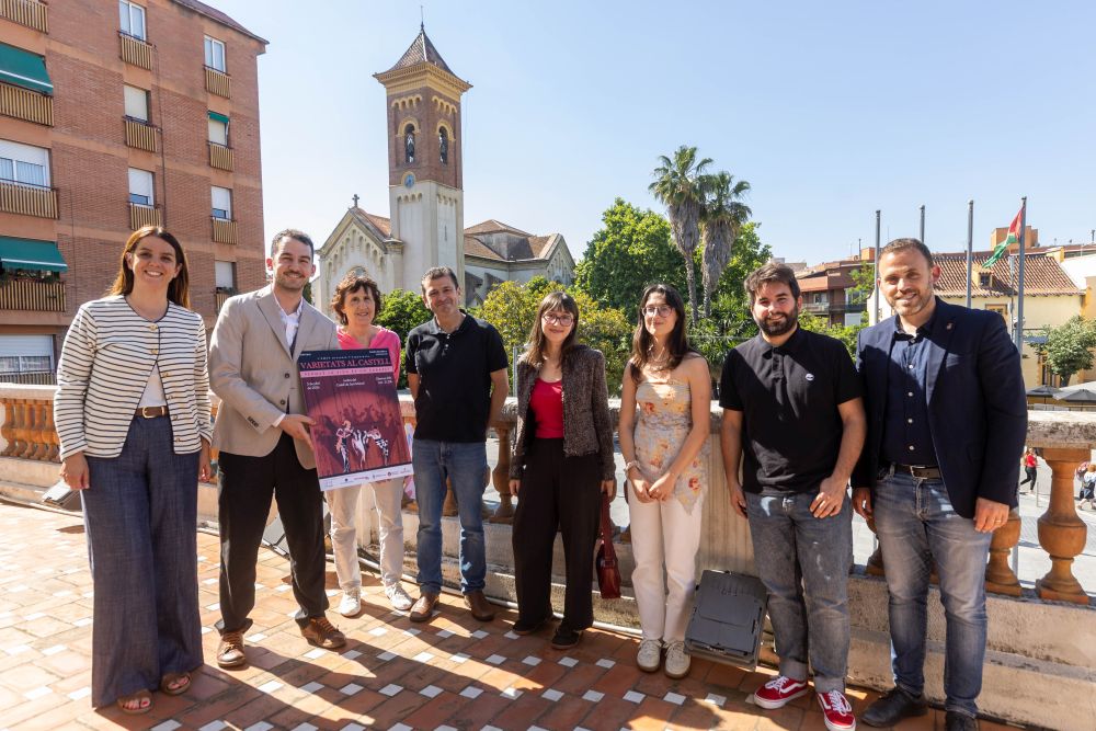 Representants de l'Agrupació Musical amb alcalde i regidora amb el cartell del Concert del Castell 2026