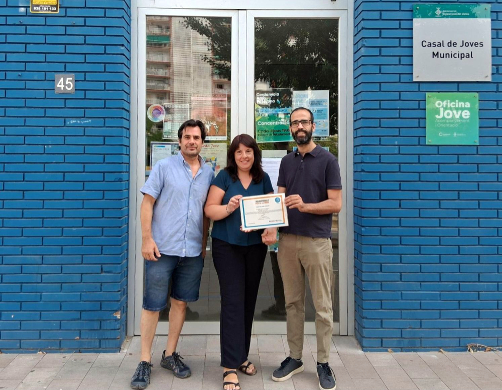 Moment del lliurament de l'acreditació s'adhesió del Casal de Joves al programa Voluntariat per la llengua