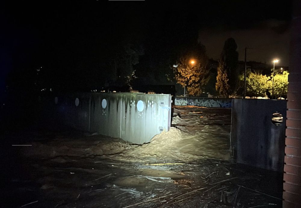 A la Biblioteca el trencament d’una porta del mur que separa l’equipament del riu Sec ha permès l’entrada d’aigua 