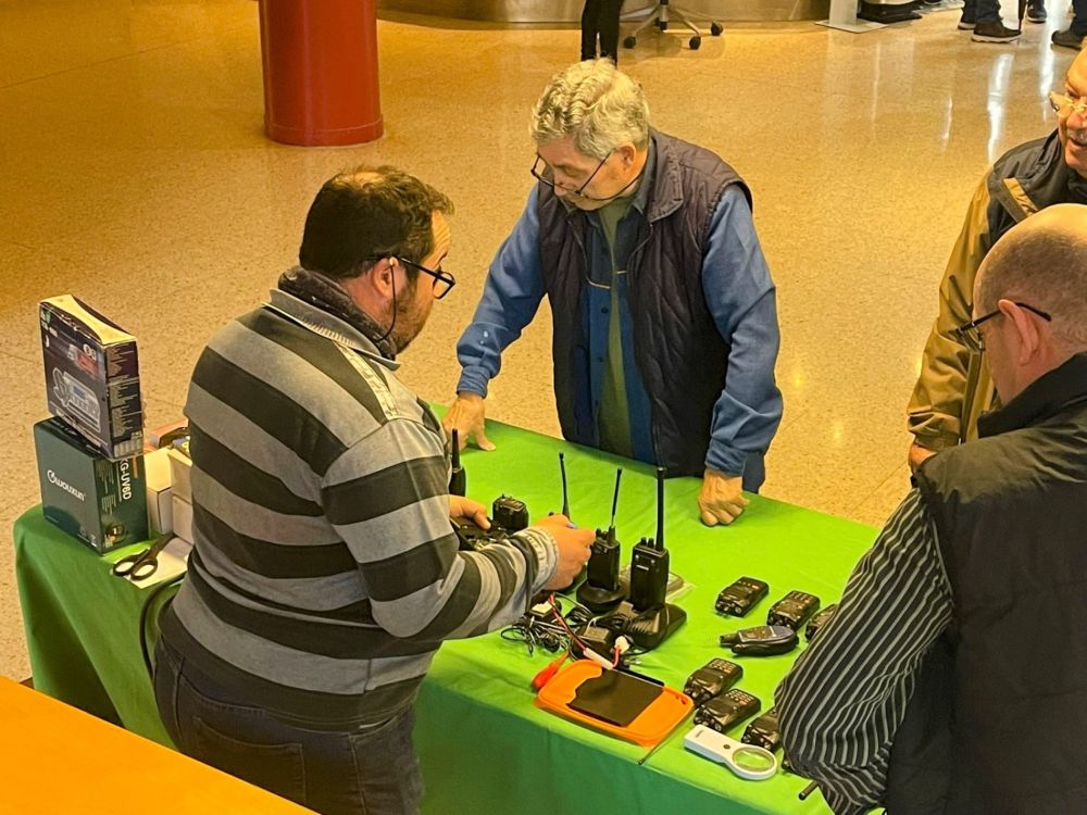 Fotografia d'arxiu de marcadal material radioafeccionats