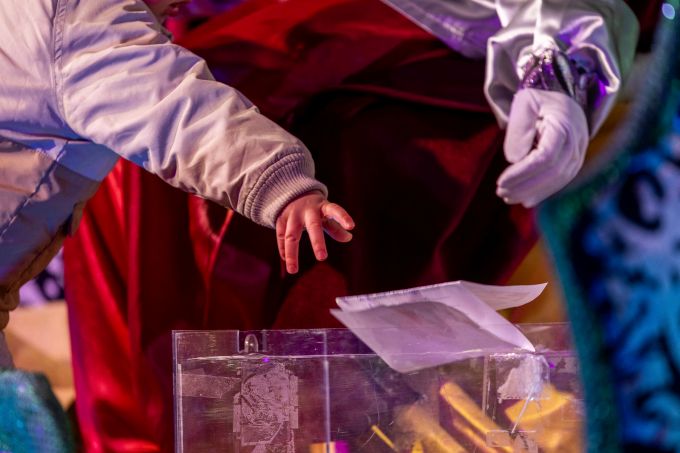 foto arxiu entrega carta Ambaixada reial 2005