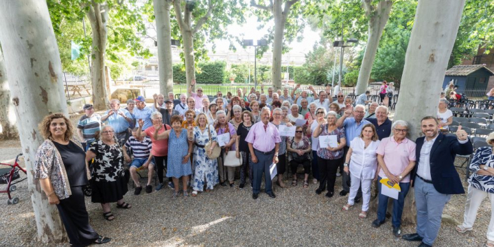 foto de grup homenatge a les persones que celebren els 80 anys aquest 2025