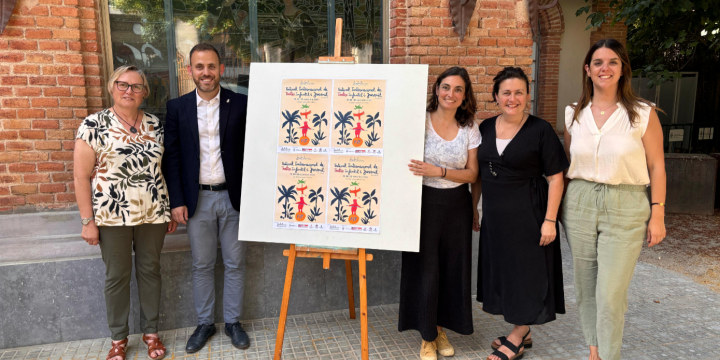 Núria Pladevall, Carlos Cordón, Olga Molina, Elvia Vila i Andrea Borrego posen amb el cartell d'enguany
