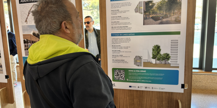 Ciutadà mirant la presentació del projecte