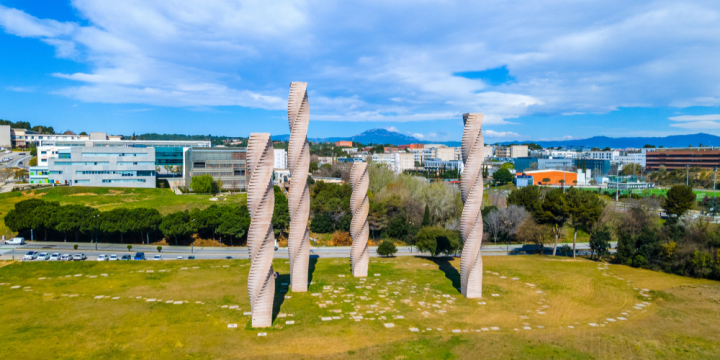 Fotografia de les columnes d'Alfaro amb la UAB de fons
