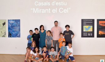 Foto de grup dels infants amb l'alcalde i la regidora de Cultura