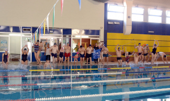 Moment del salt conjunt del Mulla't 2017 a la piscina de Can Xarau
