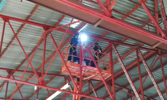 Treball de reforç de l'estructura del sostre del Pavelló Municipal de Can Xarau