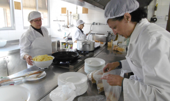 Persones voluntàries treballant al menjador social