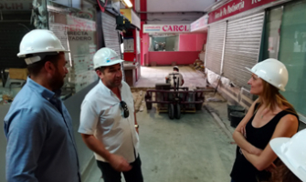 Un moment de la visita d'obres amb tècnics de l'Ajuntament, el cap d'obra i l'alcaldessa accidental, Contxi Haro