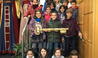 Els infants del CIAC amb l'alcalde, la regidora d'educació i la clau.