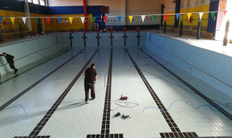 Treballs per detectar la causa de les fuites d'aigua a les piscines