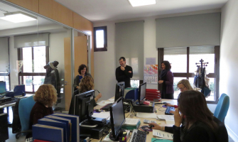 La regidora de Cultura, l'alcalde i la cap de Cultura conversen amb treballadores del servei