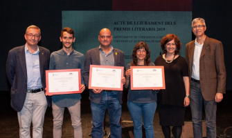 Elenc guanyador dels premis i representants de la UAB i l'Ajuntament