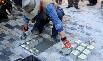 Moment de col·locació de diverses stolpersteine a l'Alt Empordà (foto: El Punt Avui)